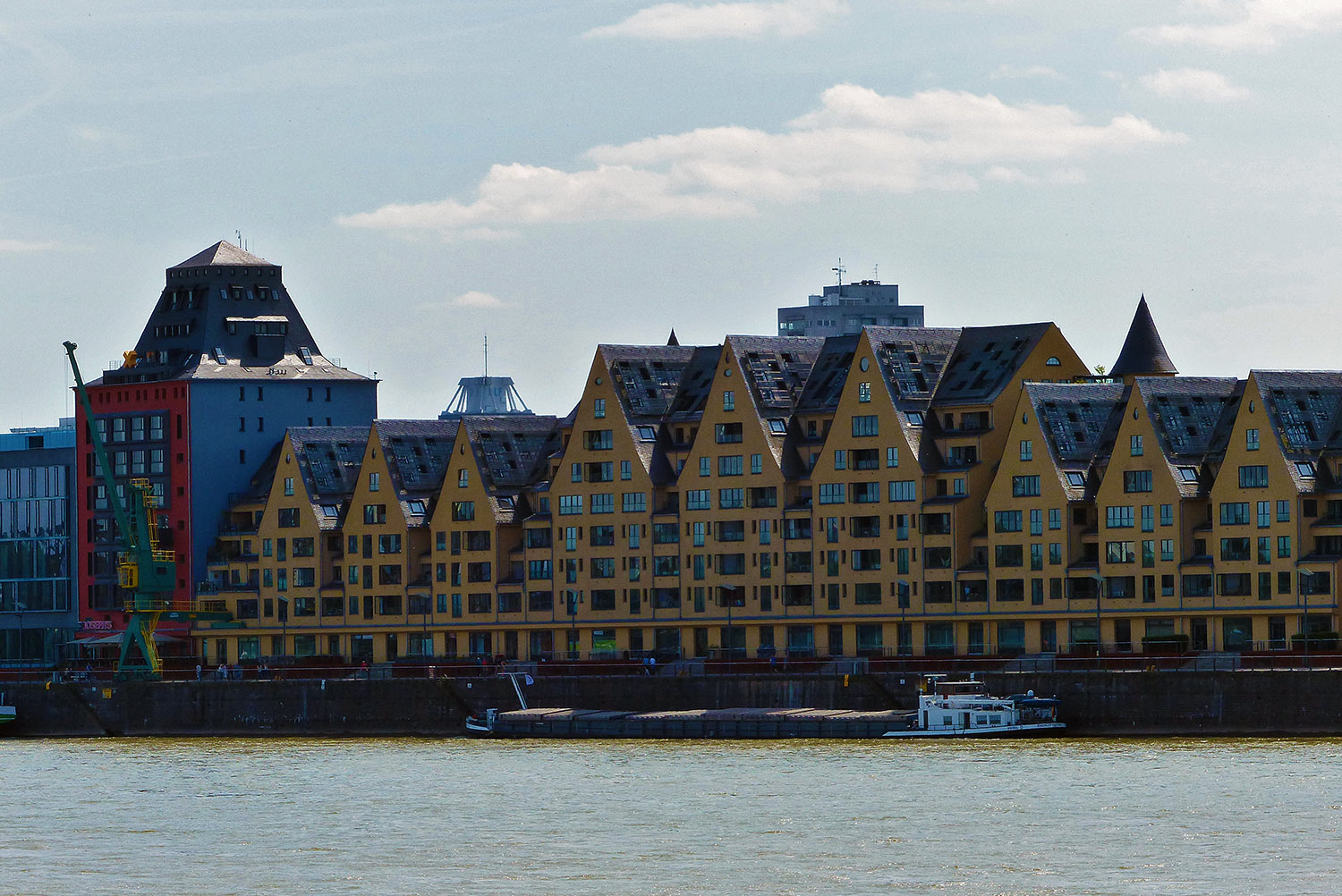 Köln - Blick von Köln-Deutz auf den Hafen und die Häuserfront