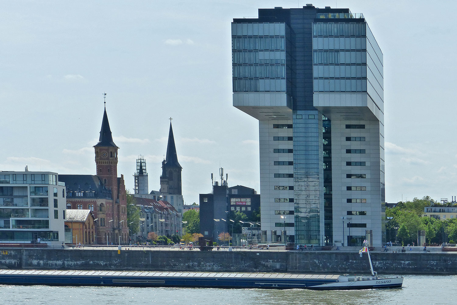 Köln - Blick von Köln-Deutz auf Kranhaus und Stadt