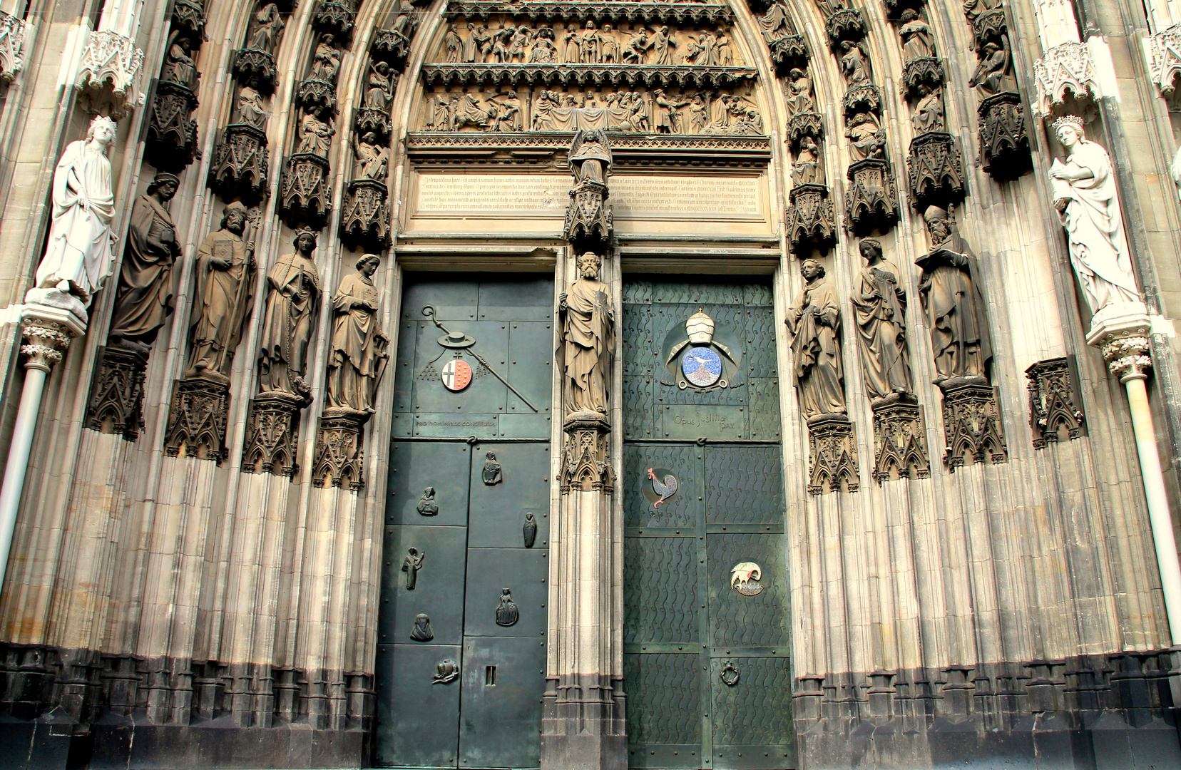 Köln -das prächtige Passionsportal am Dom-