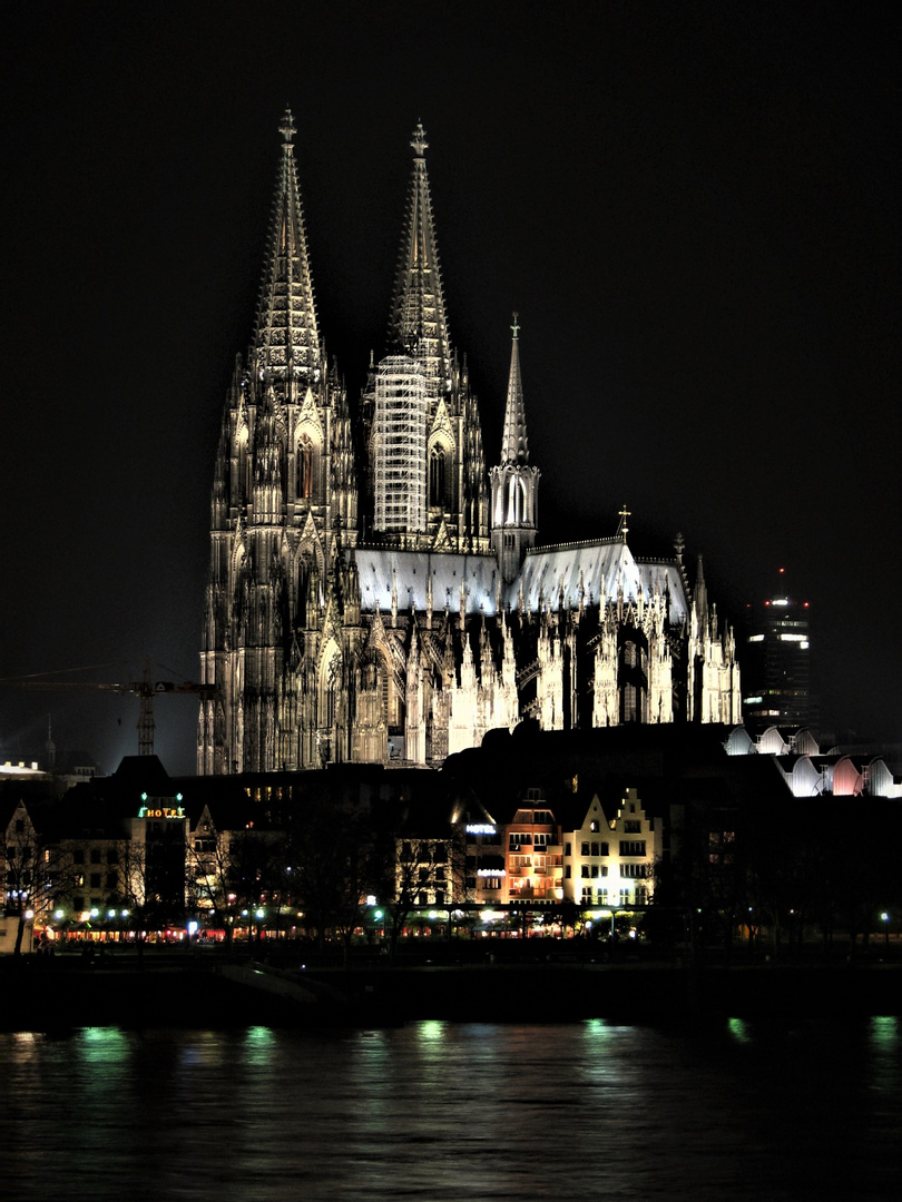 Köln , der Dom  bei Nacht
