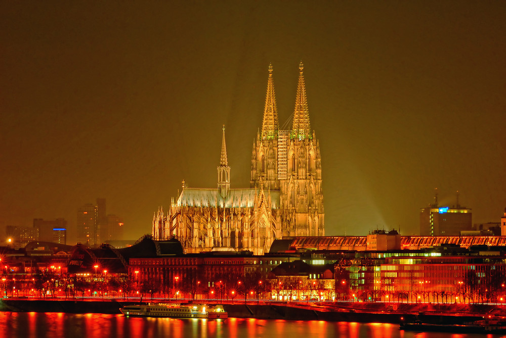 Köln Dom bei Nacht mit Rheinufer