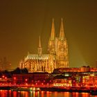 Köln Dom bei Nacht mit Rheinufer