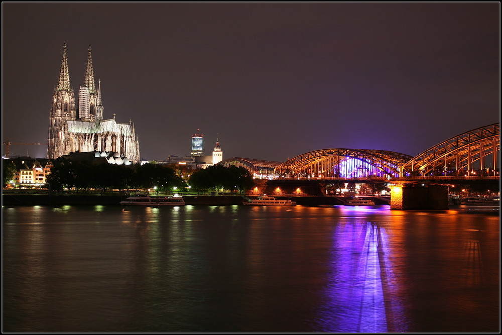 Köln Domblick bei Nacht mit viel Kölsch ...