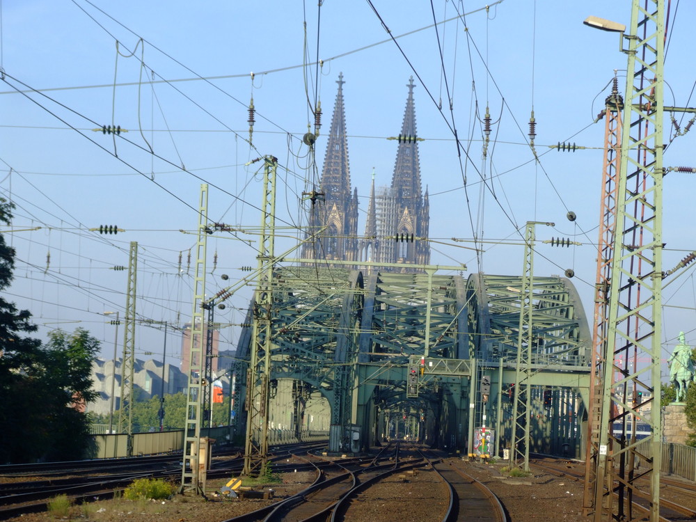 Köln !  Einfahrt im Bahnhof mal anders !