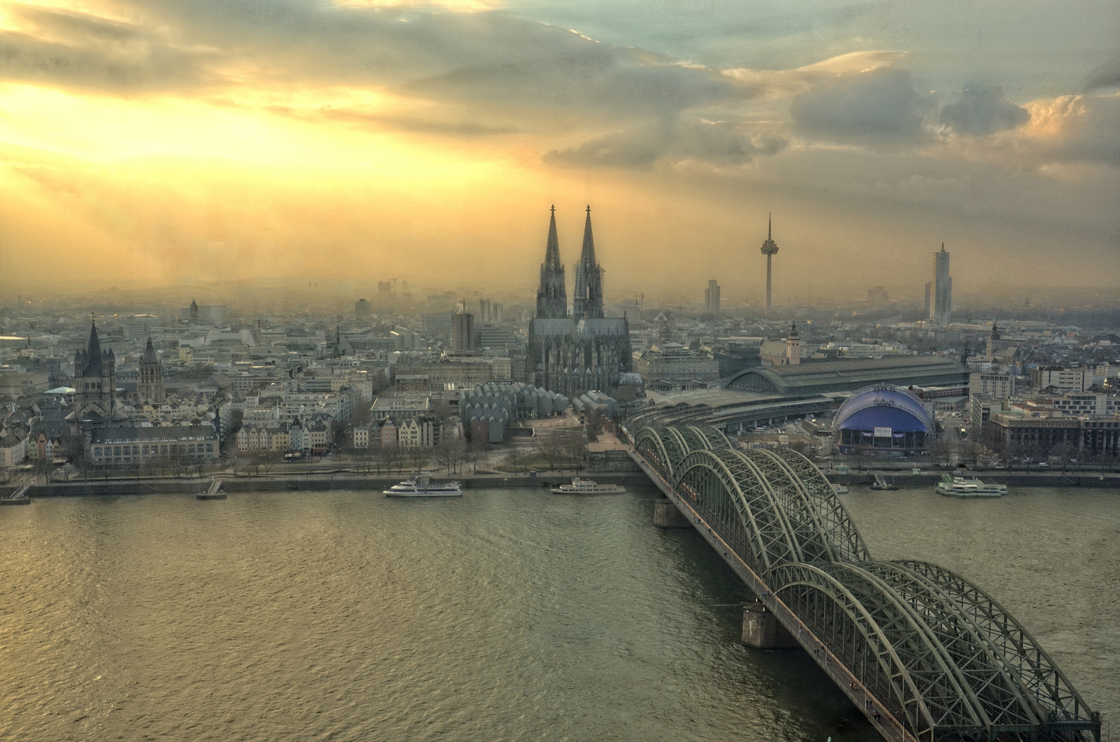 Köln getaucht ins Abendlicht