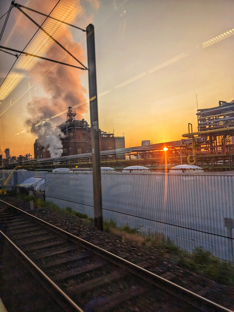 Köln, Godorf bei Sonnenaufgang aus der Straßenbahnlinie 16 fotografiert 