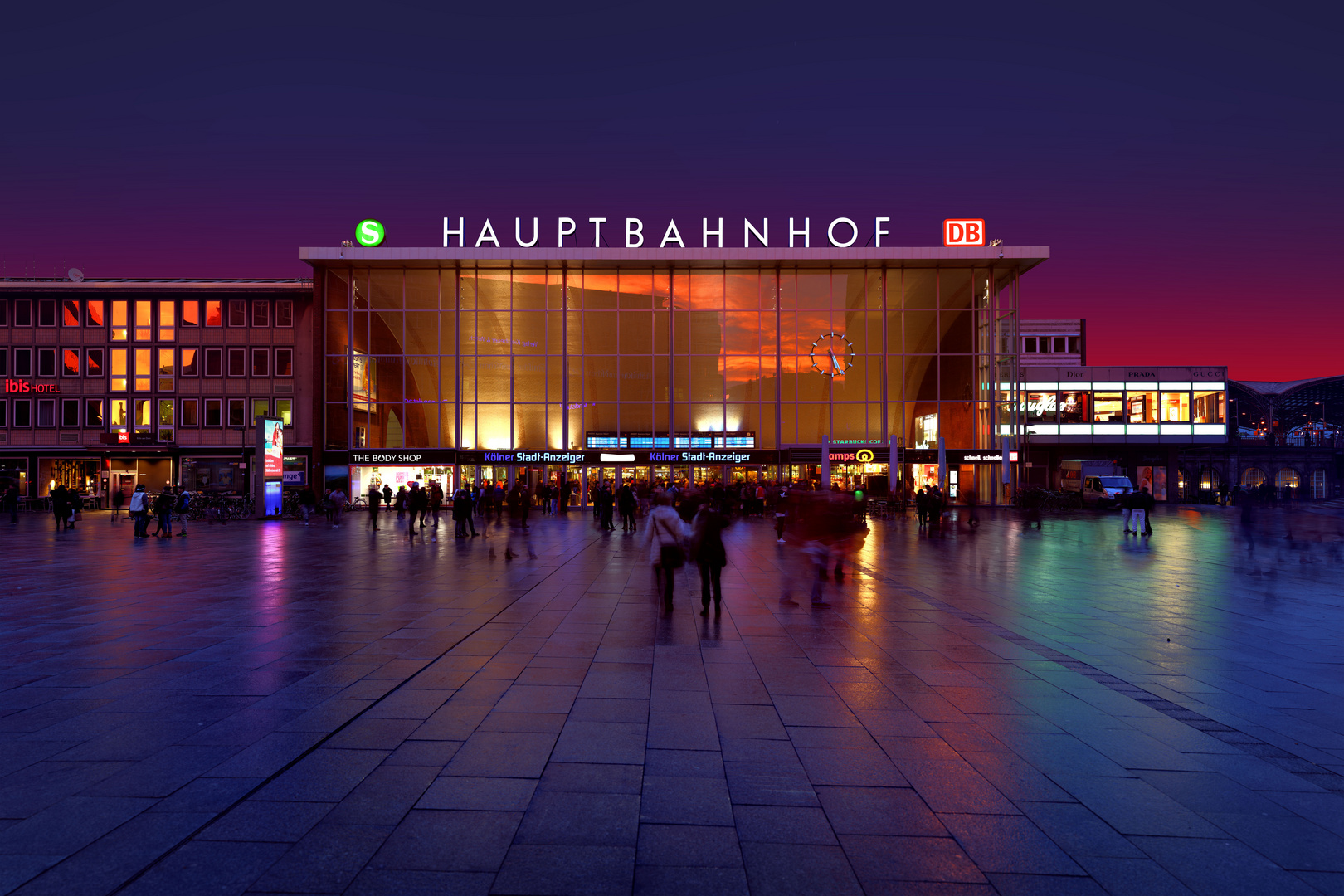 Köln Hauptbahnhof bei Nacht