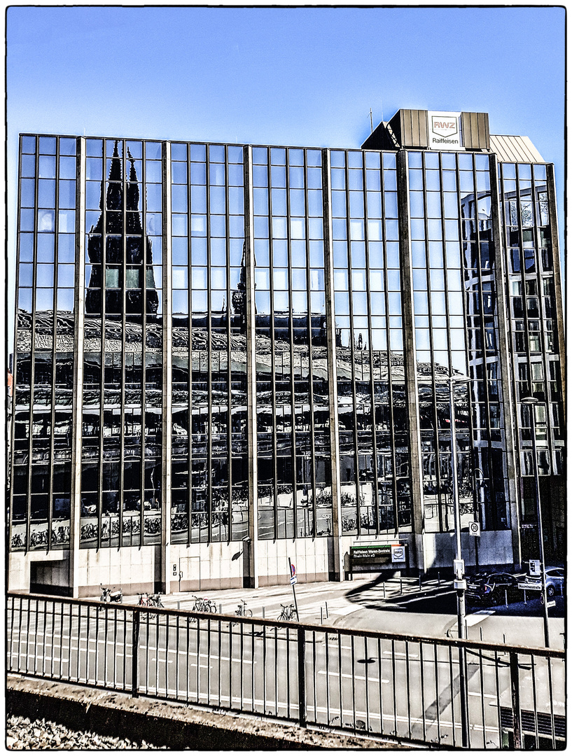 KÖLN HAUPTBAHNHOF....