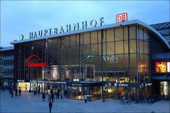 Köln Hauptbahnhof zur blauen Stunde