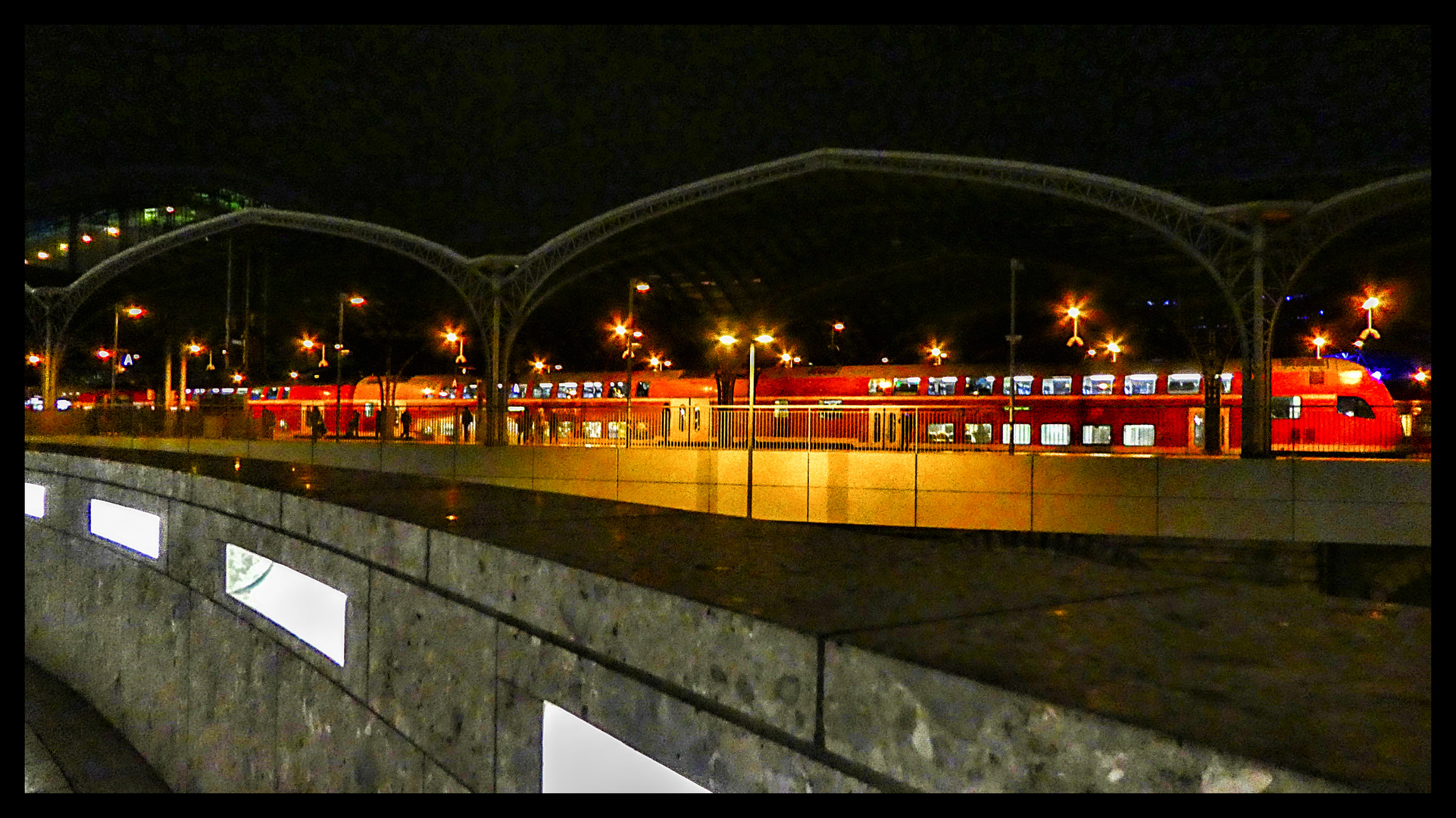 KÖLN HBF. - DER BLICK AUF GLEIS 1......