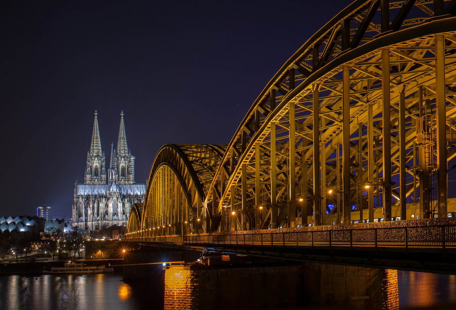 Köln Hohenzollernbrücke, Dom