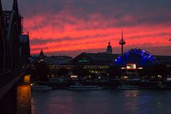 Köln -> Hohenzollernbrücke mit Blick auf die Oper