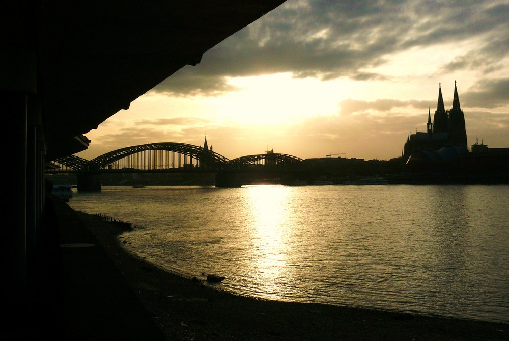 Köln - Hohenzollernbrücke und Dom im Abendlicht