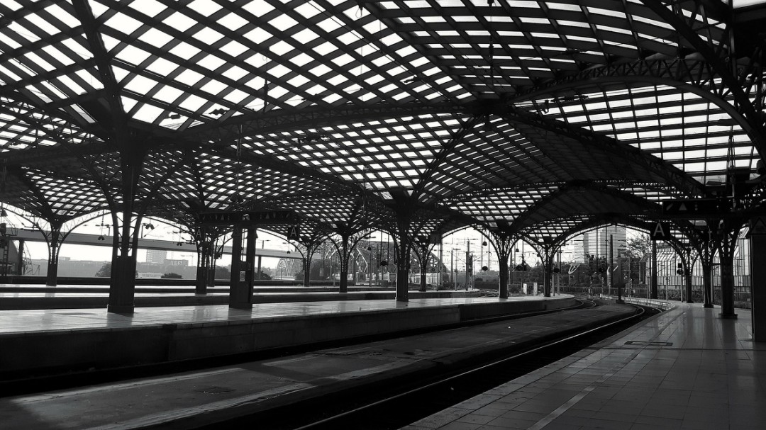 Köln, im Hauptbahnhof, im Hintergrund die Hohenzollernbrücke 
