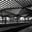 Köln, im Hauptbahnhof, im Hintergrund die Hohenzollernbrücke 