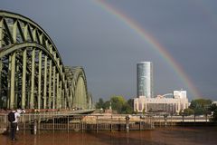 Köln im Regen mit Bogen