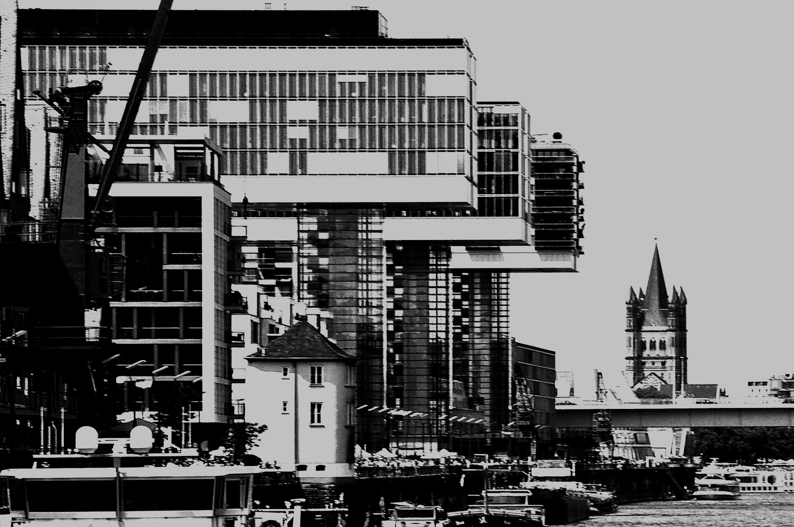 Köln, im Rheinauhafen, Kranhäuser und im Hintergrund Kirche Groß Sankt Martin