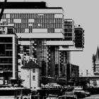 Köln, im Rheinauhafen, Kranhäuser und im Hintergrund Kirche Groß Sankt Martin