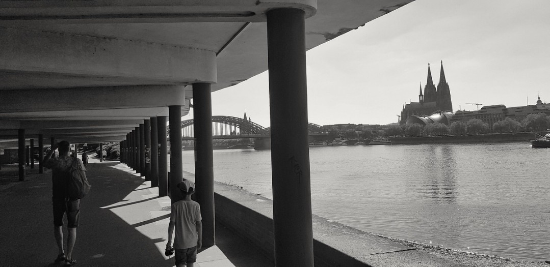 Köln, im Rheinpark mit Blick auf den Dom