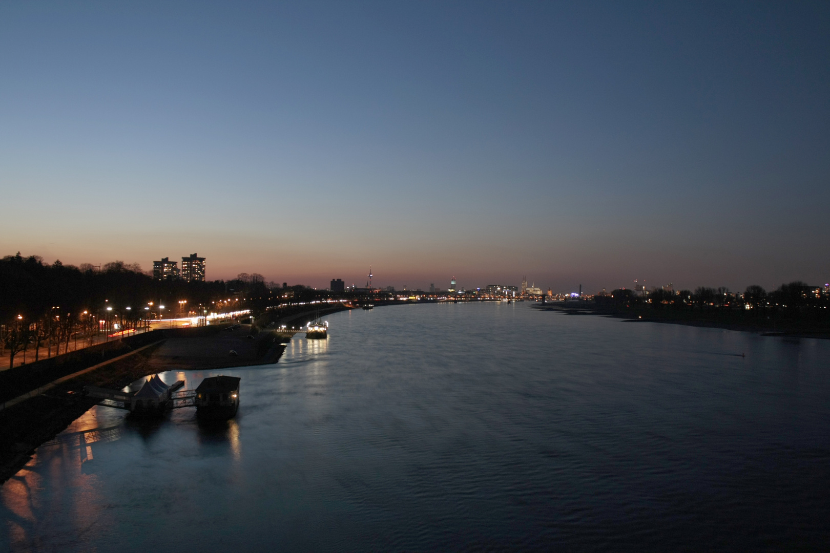 Köln in der Dämmerung