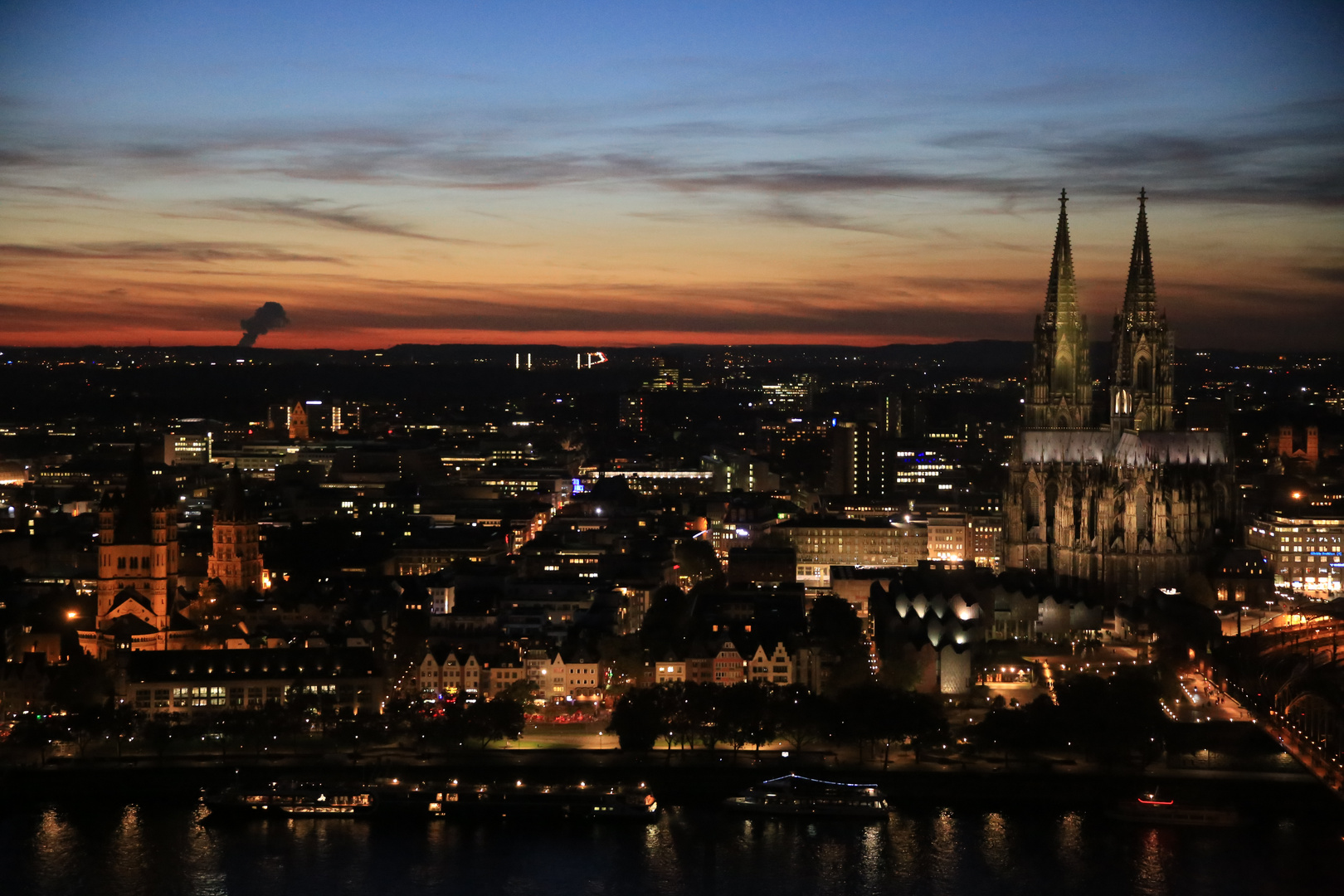 Köln in der Dämmerung ...