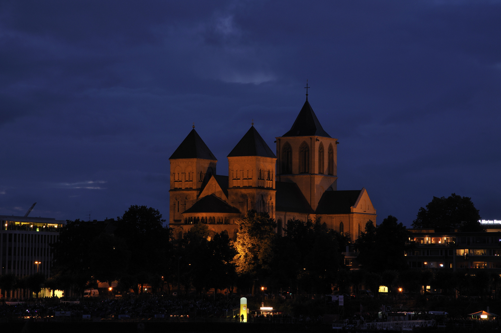 Köln in der Dunkelheit