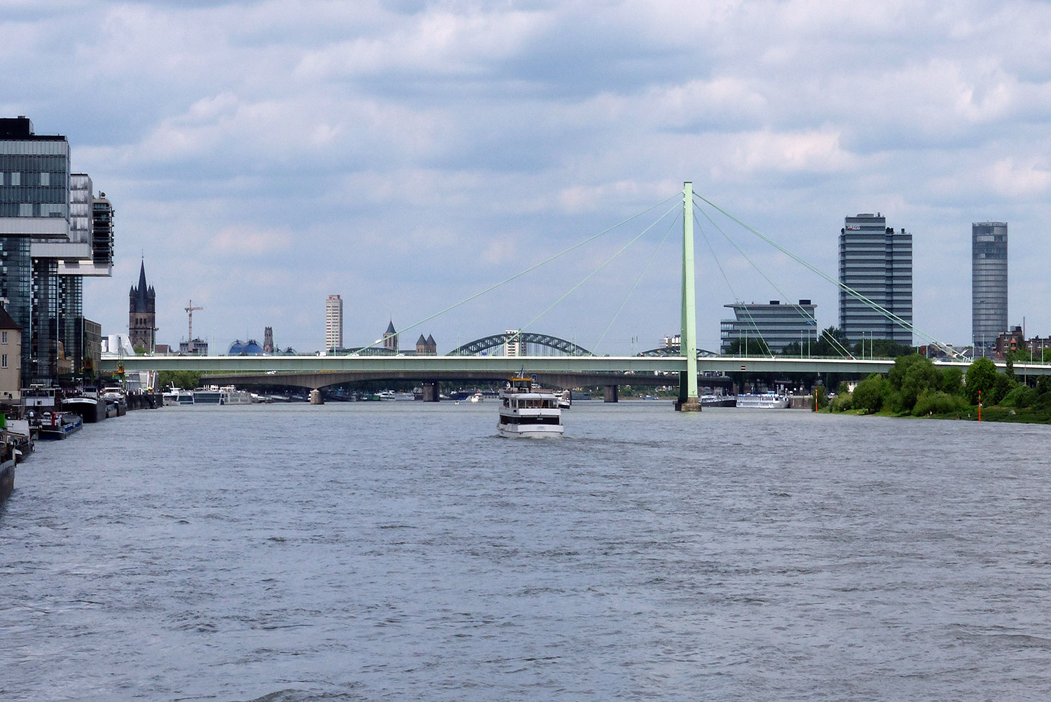 Köln - Kranhäuser - Blick auf die Brücken und Deutz