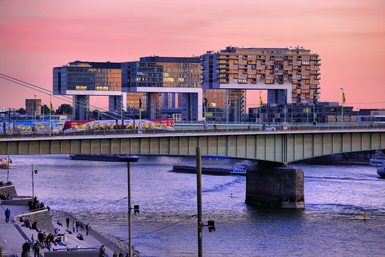 Köln - Kranhäuser im Abendlicht