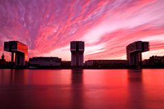 Köln: Kranhäuser im Abendrot