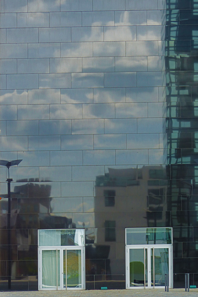 Köln - Kranhäuser  Spiegelung in der Hausfassade