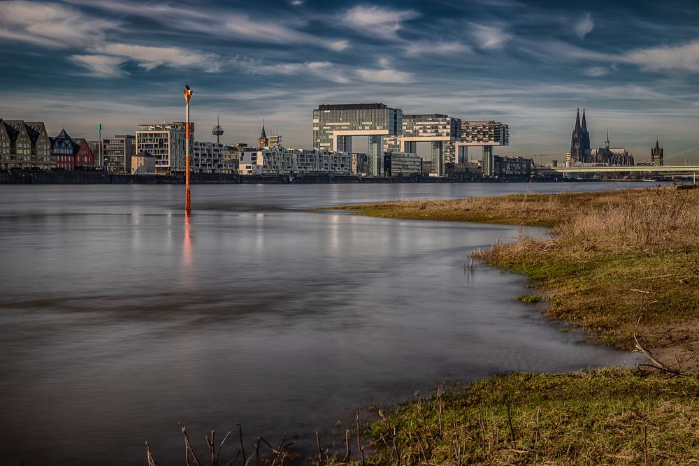 Köln - Kranhäuser und Dom