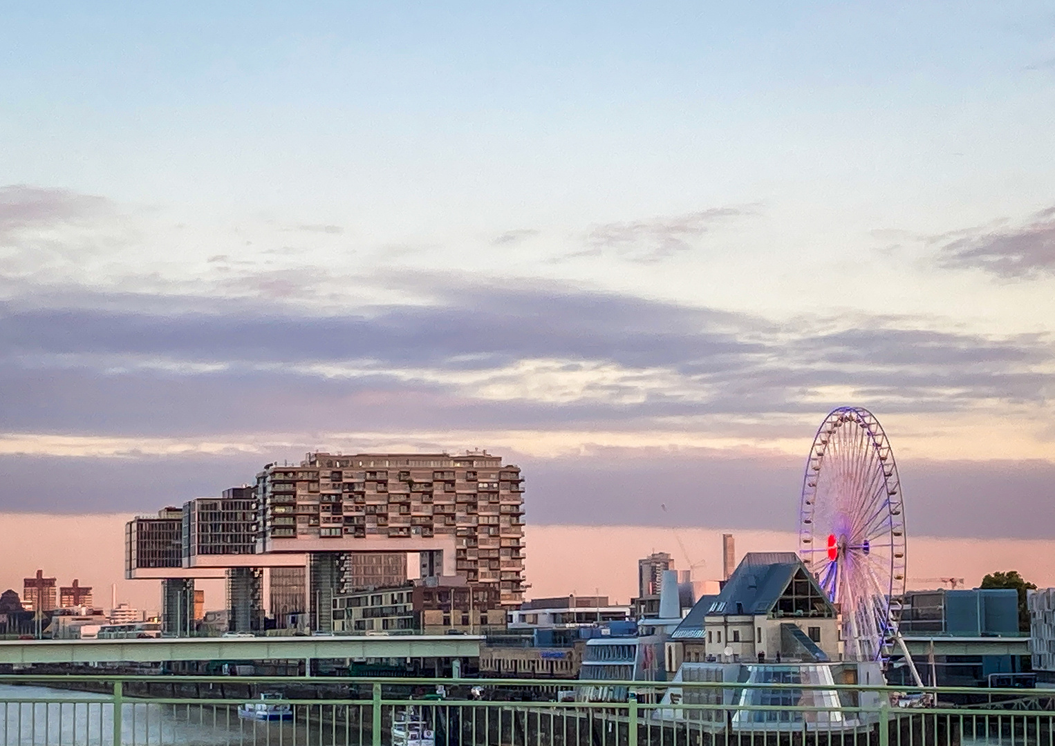 Köln - Kranhäuser und Riesenrad am Schokoladenmuseum