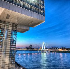 Köln-Kranhaus mit Severinsbrücke