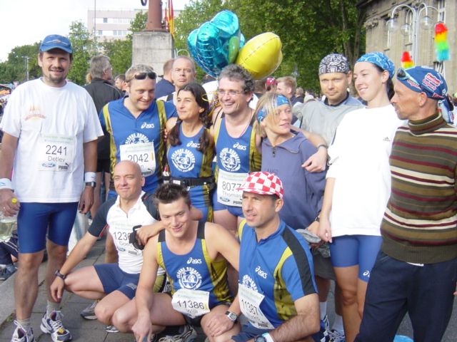 Köln Marathon 2004 - 12 Colognerunners kurz vor dem Start am Deutzer Bahnhof