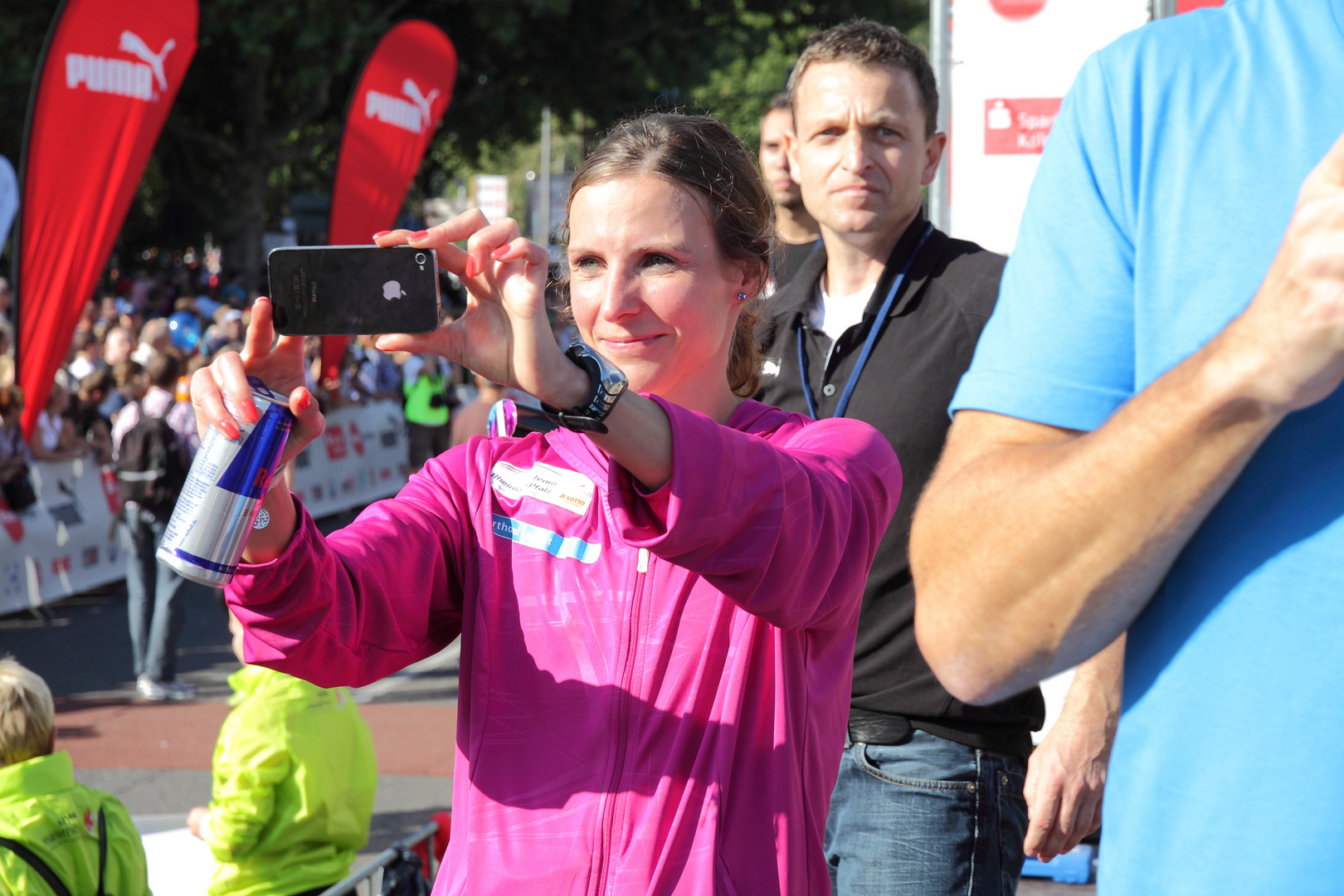 Köln Marathon 2011: Sabrina Mockenhaupt macht selbst auch noch ein Erinnerungsbild