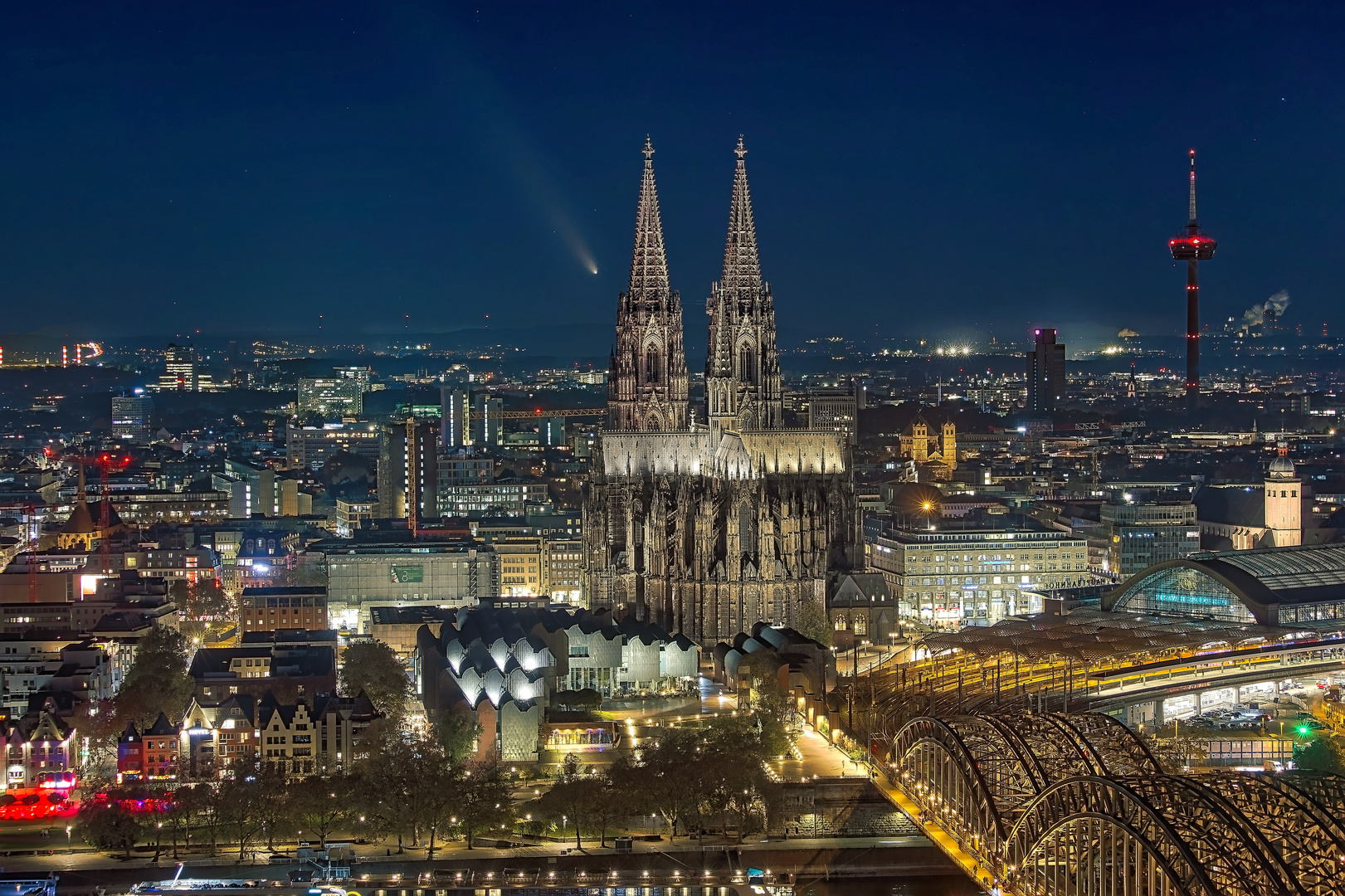 Köln mit dem Kometen Tsuchinshan Atlas