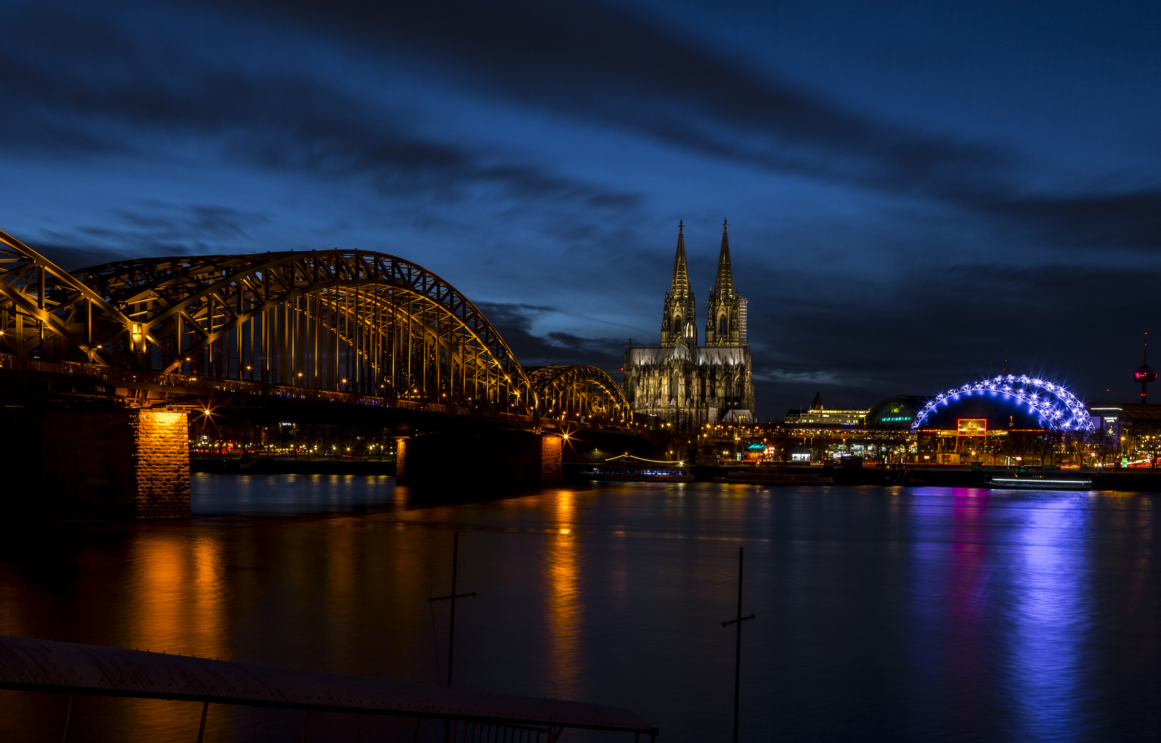 Köln mit Dom, Hohenzollernbrücke und Musical Dome