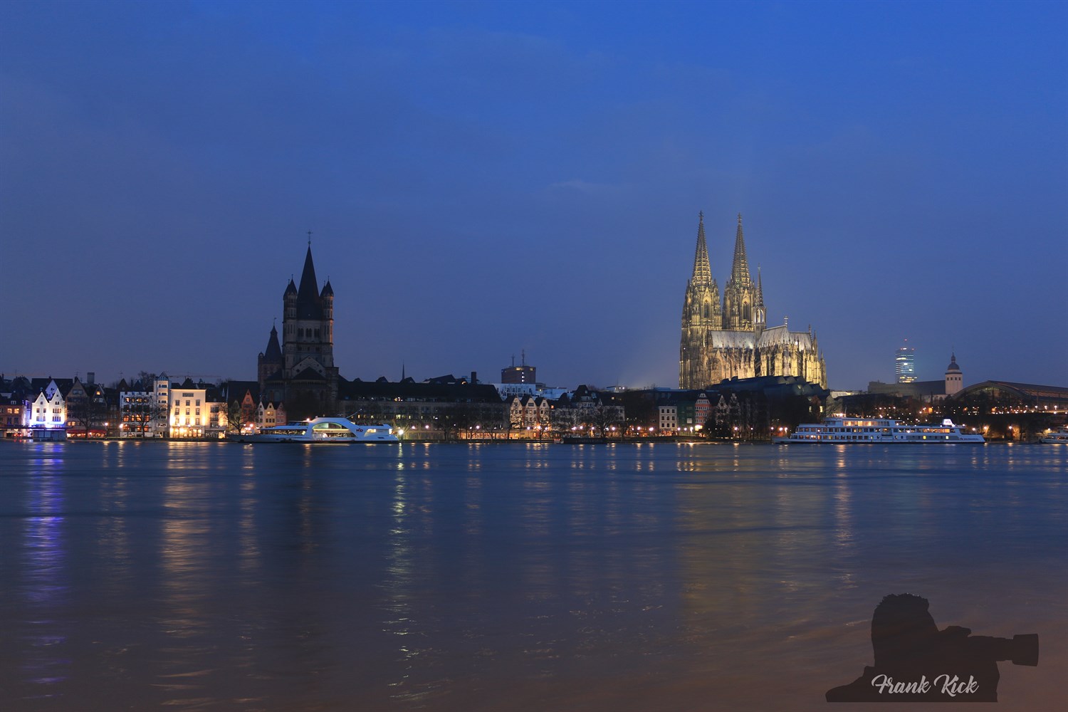 Köln mit Hochwasser zur blauen Stunde
