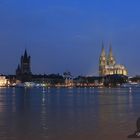 Köln mit Hochwasser zur blauen Stunde