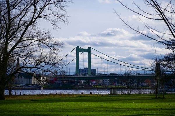 Köln-Mülheim und seine Brücke