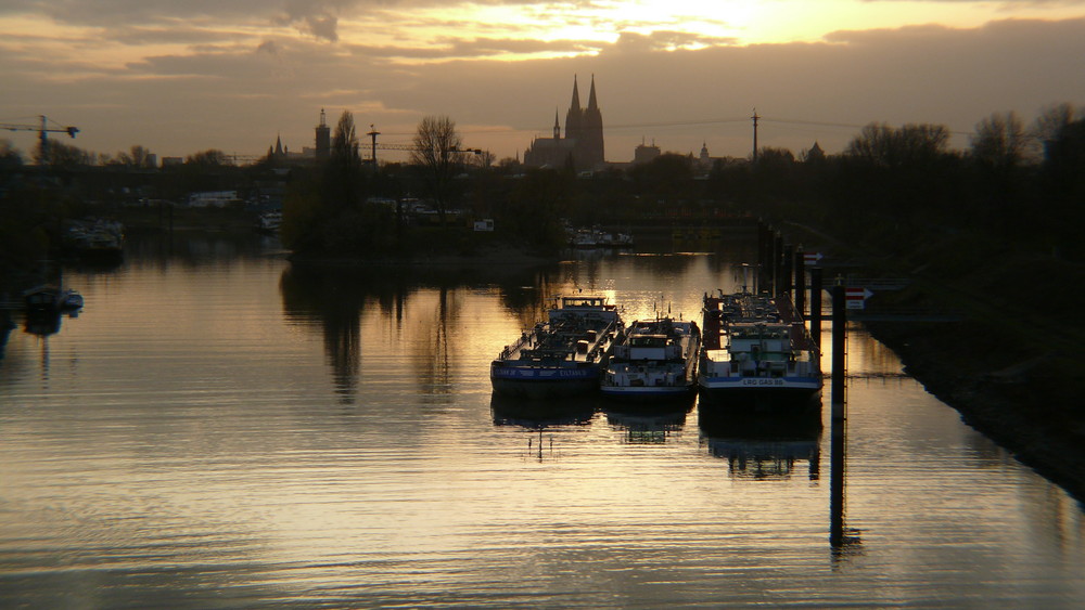 Köln - Mülheimer Hafen im Abendlicht - und der Dom schaut zu