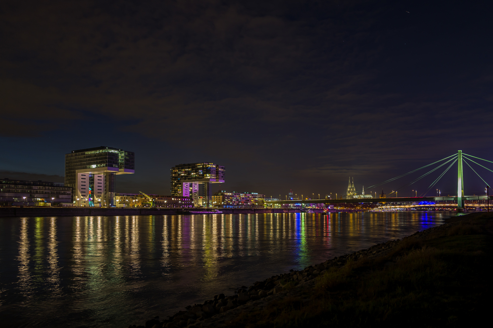 Köln Nacht Rheinauhafen