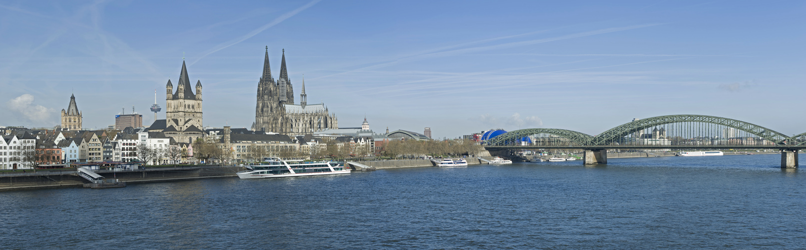 Köln-Panorama mit KD-Schiff MS RheinFantasie