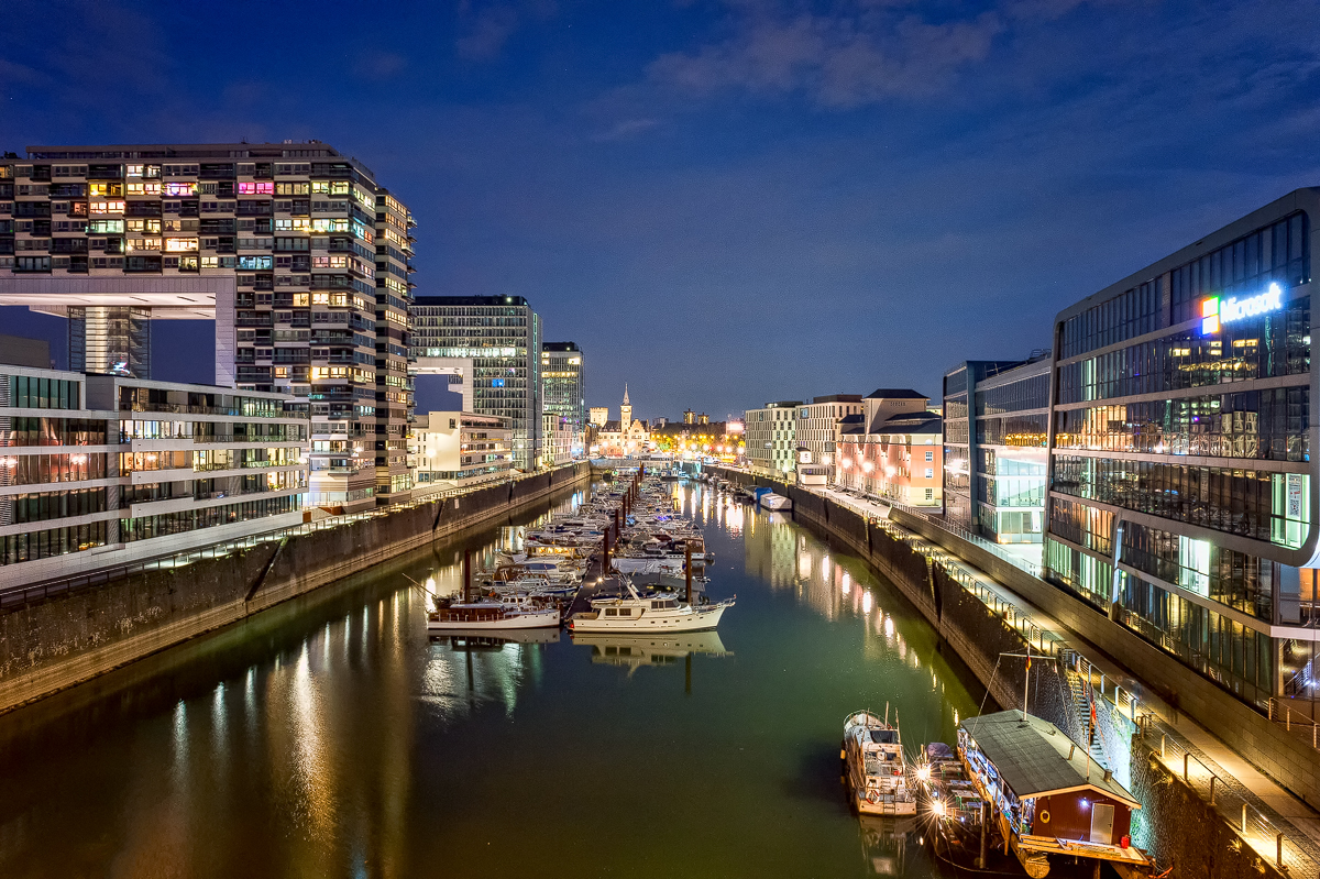 Köln Rheinauhafen bei Nacht