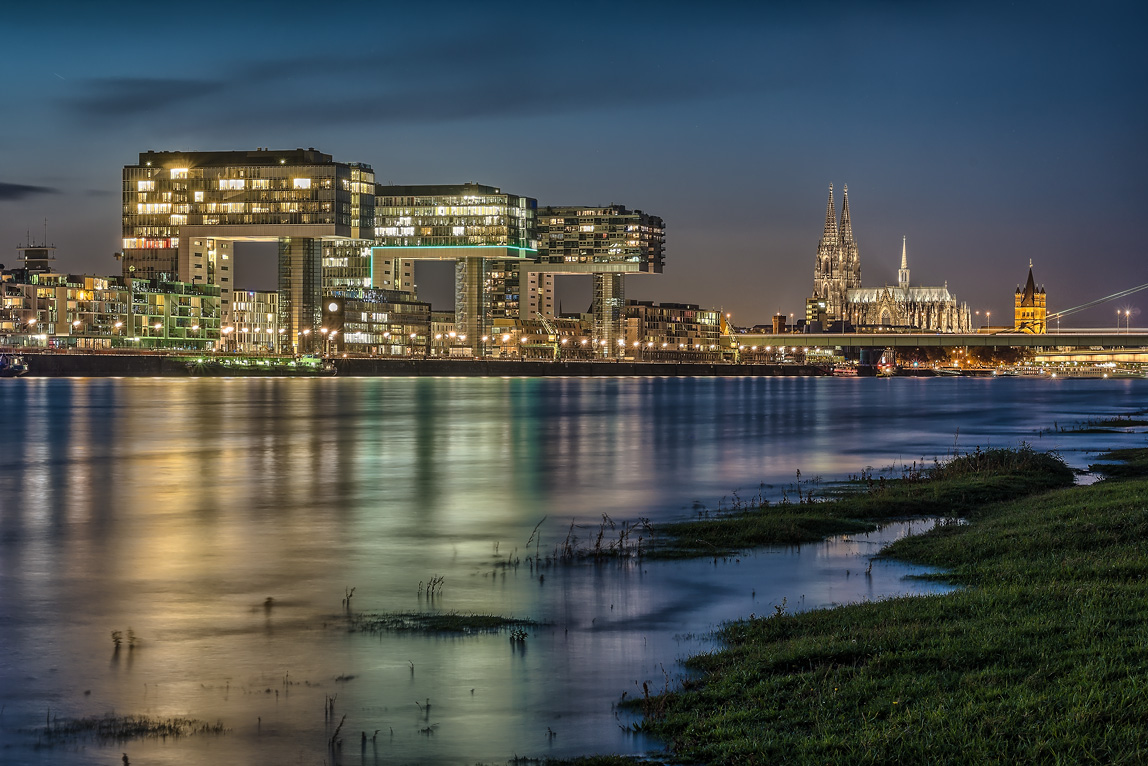 Köln Rheinauhafen, Kranhäuser und Dom