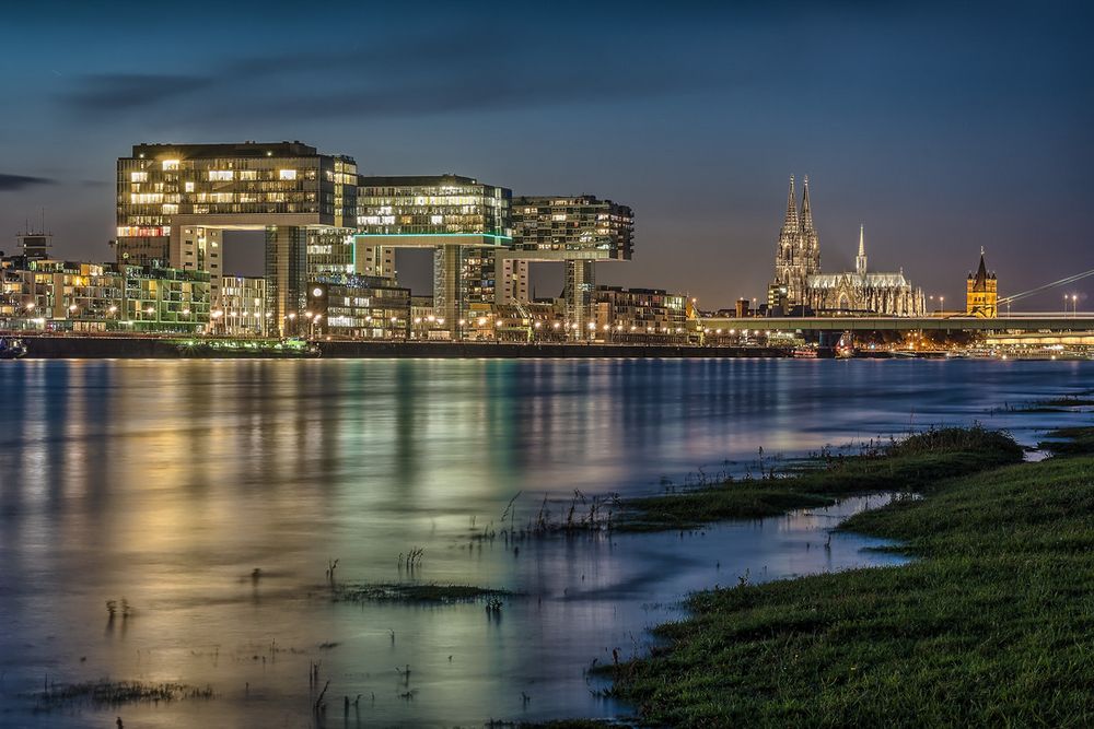 Köln Rheinauhafen, Kranhäuser und Dom