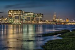 Köln Rheinauhafen, Kranhäuser und Dom