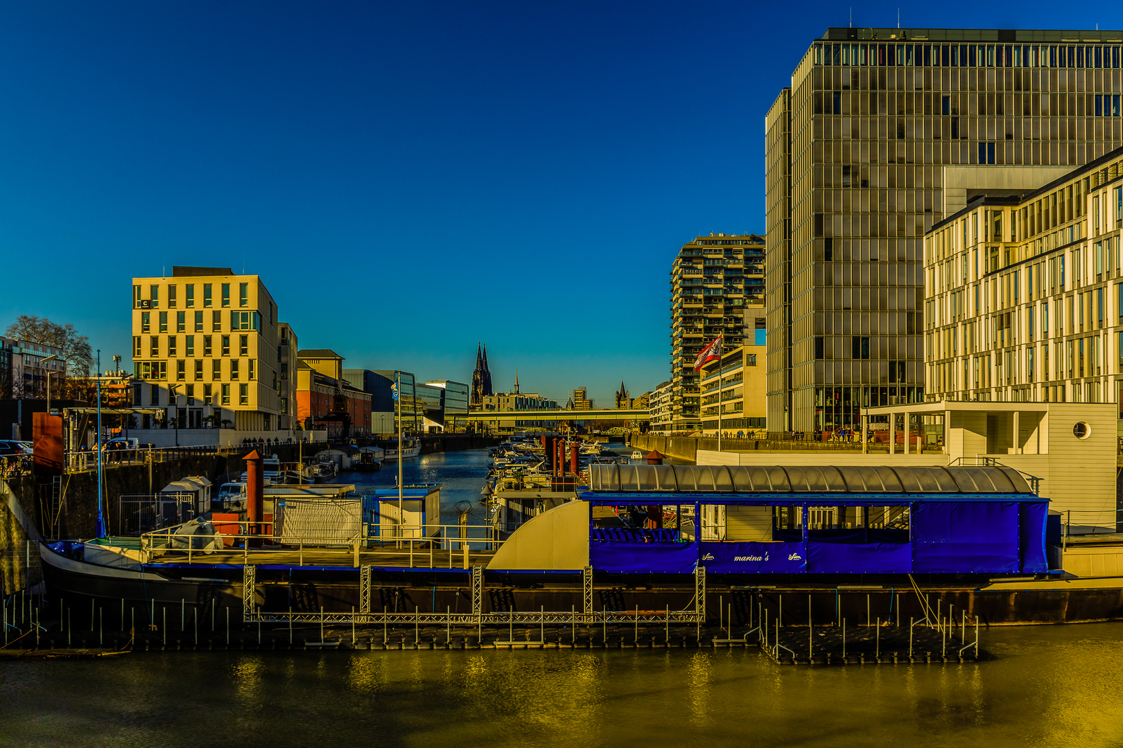 Köln-Rheinauhafen mit Blick zum Dom