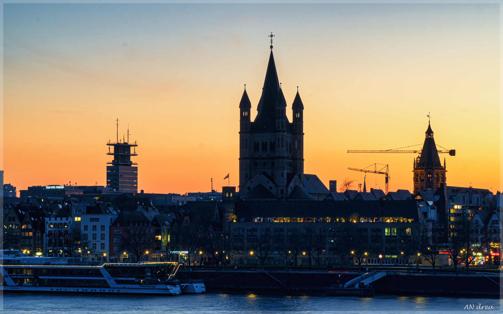 Köln Rheinauhafen zur blauen Stunde