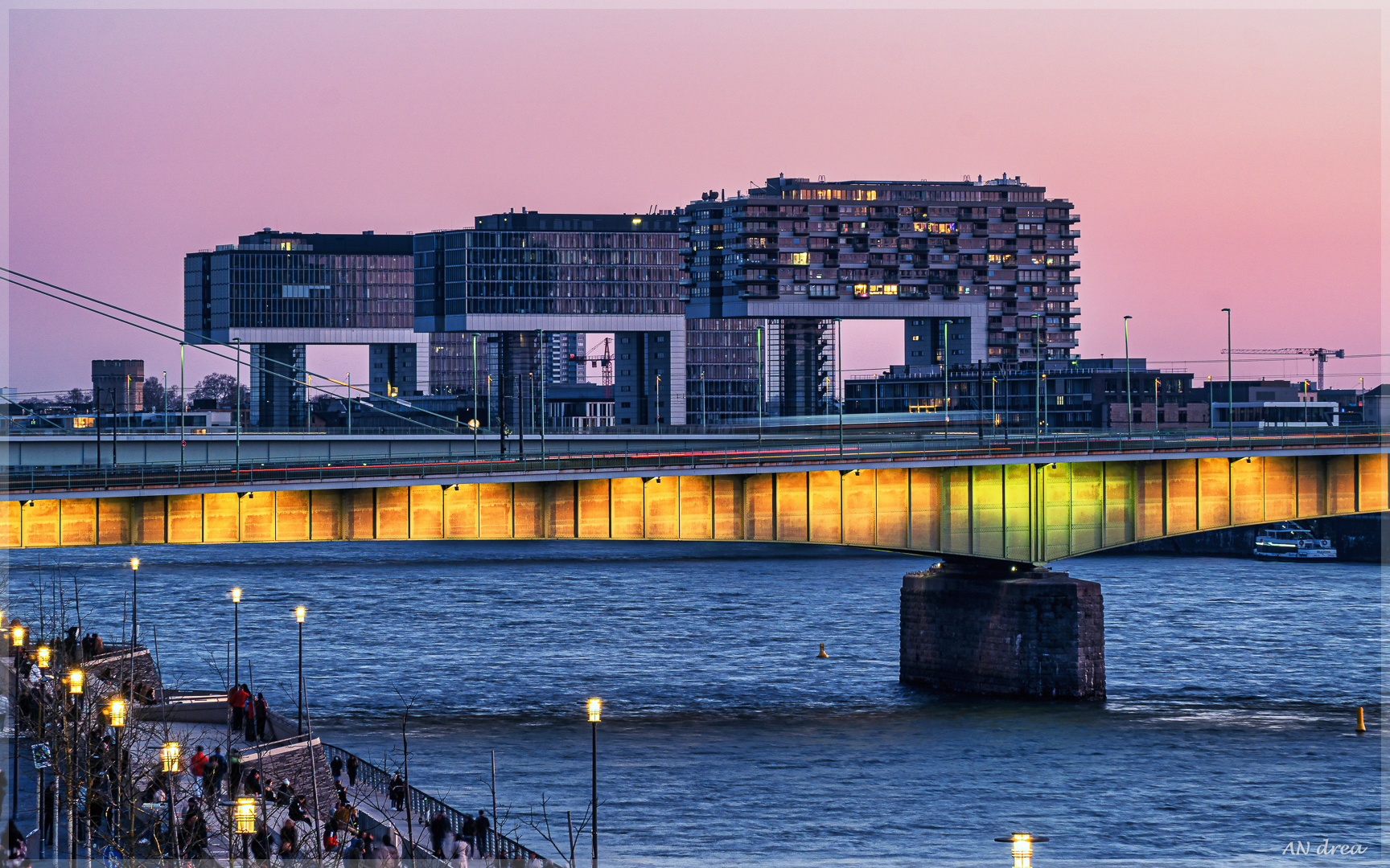 Köln Rheinauhafen zur blauen Stunde